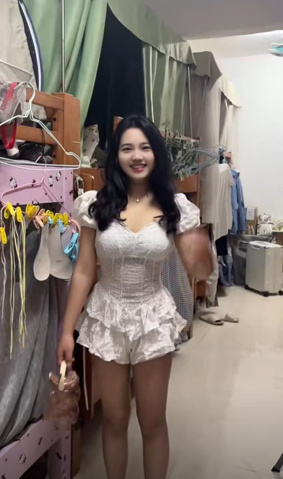 ？女生因衣服被淋湿约会泡汤生气的样子太可爱K8成为马竞重要合作伙伴这样的女生谁在谈(图2)