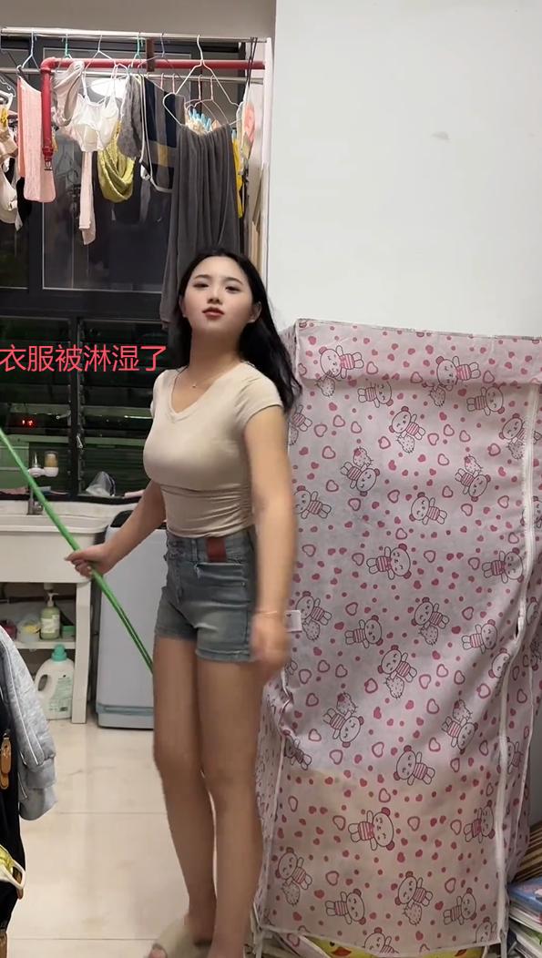 ？女生因衣服被淋湿约会泡汤生气的样子太可爱K8成为马竞重要合作伙伴这样的女生谁在谈(图5)