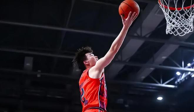 装行李箱带进宿舍其已被广州龙狮禁赛凯发k8网站CBA球员张兴亮把女友(图8)
