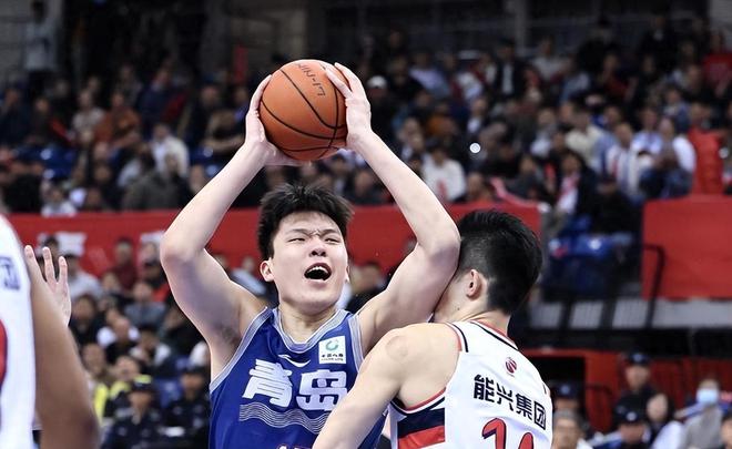 装行李箱带进宿舍其已被广州龙狮禁赛凯发k8网站CBA球员张兴亮把女友(图14)