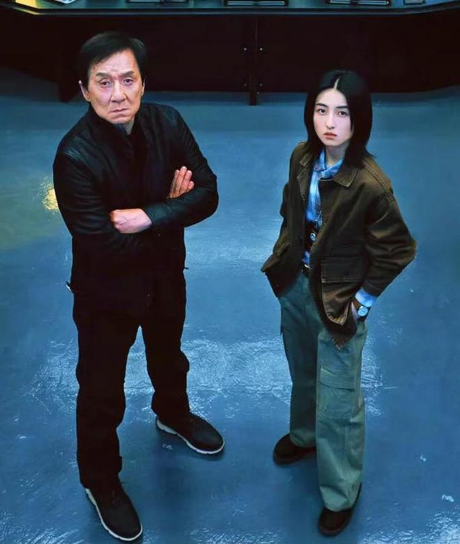 炉观众打分和评价都“一针见血”首日破亿！《捕风追影》口碑出(图2)